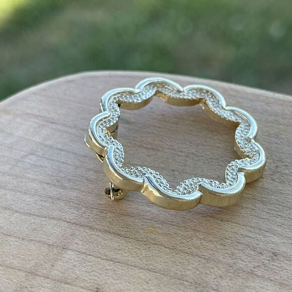 Vintage Gold Tone Wreath Circle Pin Brooch Signed Gerry's Round - Picture 3 of 5